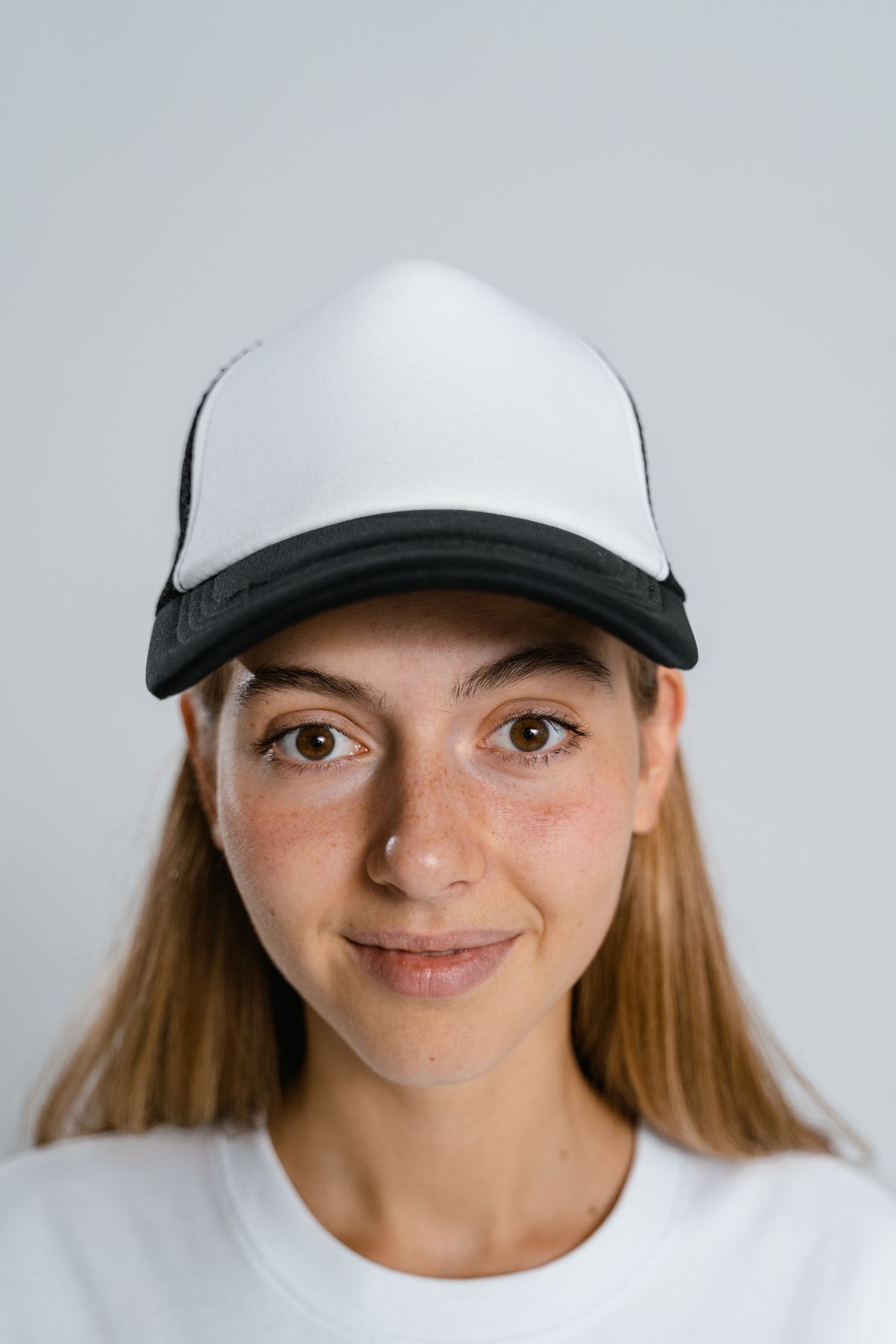 Woman wearing a blank trucker cap